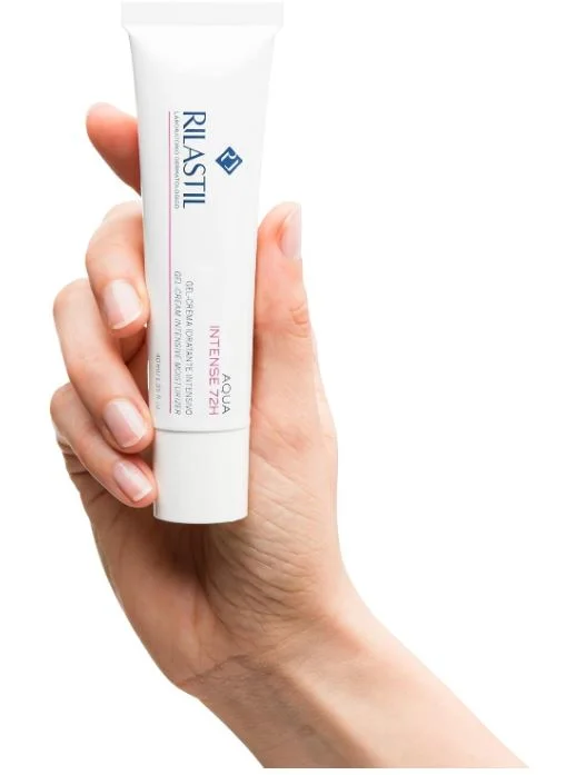 Rilastil Aqua Intense 72 H cogido con la mano