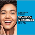 mujer que usa Neutrogena Hydro Boost Limpiador para aumenta la hidratacion de su piel.
