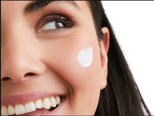 Mujer aplicando la crema de Eucerin Oil Control Face Sun Gel-Creme